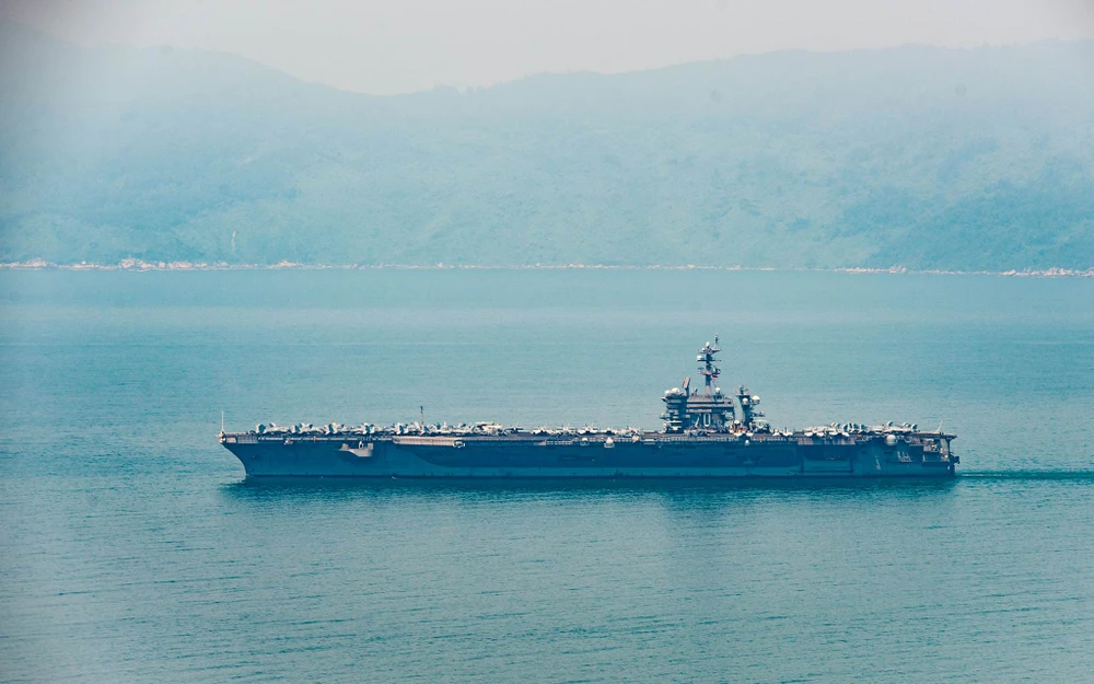  Tàu sân bay USS Carl Vinson đã neo tại vịnh Đà Nẵng ảnh 1