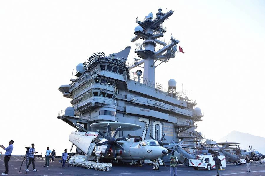 Mở tiệc chiêu đãi trên tàu sân bay USS Carl Vinson ảnh 2