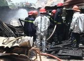 Cháy xưởng gỗ ở quận 12, dân hô hoán dập lửa