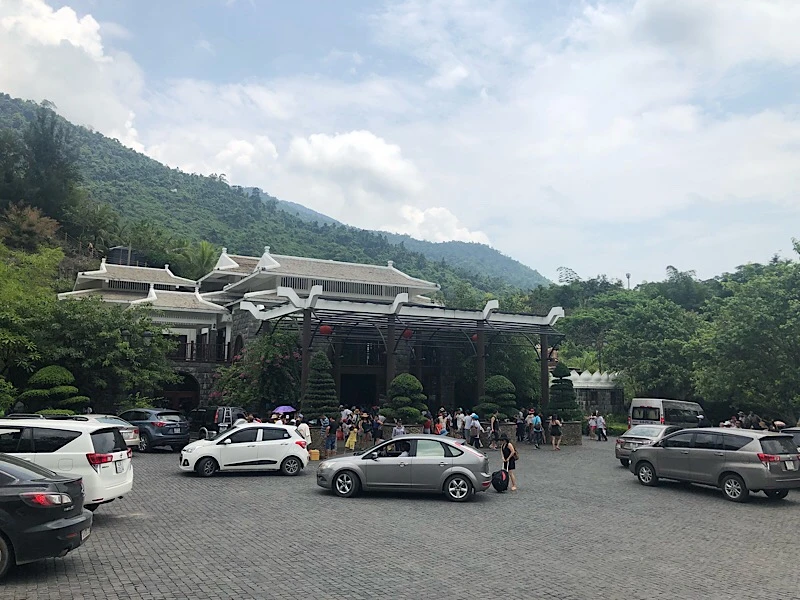 Du khách nườm nượp kéo về Đà Nẵng nghỉ lễ ảnh 1