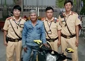 Đẩy xe ăn trộm trên đường, bị CSGT quận 12 'vịn'