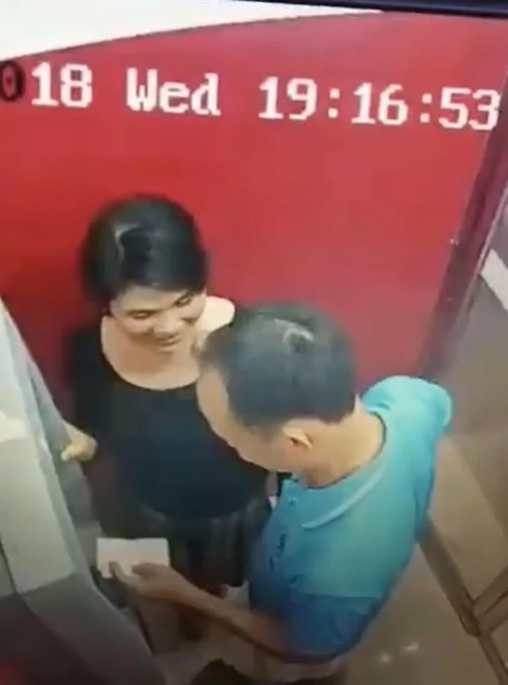 Mất tiền vì dán mật khẩu sau thẻ ATM ảnh 1