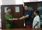 Trao trả tài sản do khách nước ngoài đánh rơi tại Huế