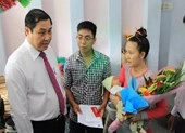 Chủ tịch TP Đà Nẵng đến tận nhà dân trao giấy khai sinh