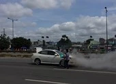 Xe 4 chỗ đang chạy, bốc cháy trên đường Phạm Văn Đồng