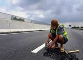 Bộ GTVT yêu cầu thay thế nhà thầu vá víu cao tốc thủ công