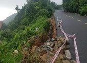 Bán đảo Sơn Trà sạt lở nghiêm trọng, đất đá lao xuống đường