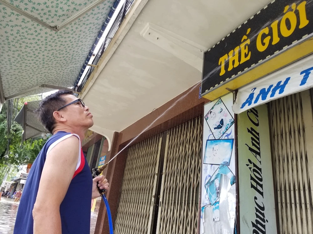 Người dân Tam Kỳ tất bật dọn nhà sau lũ ảnh 6