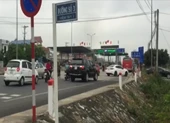  Ô tô nối đuôi chạy ngược chiều 'né' trạm thu phí QL1A