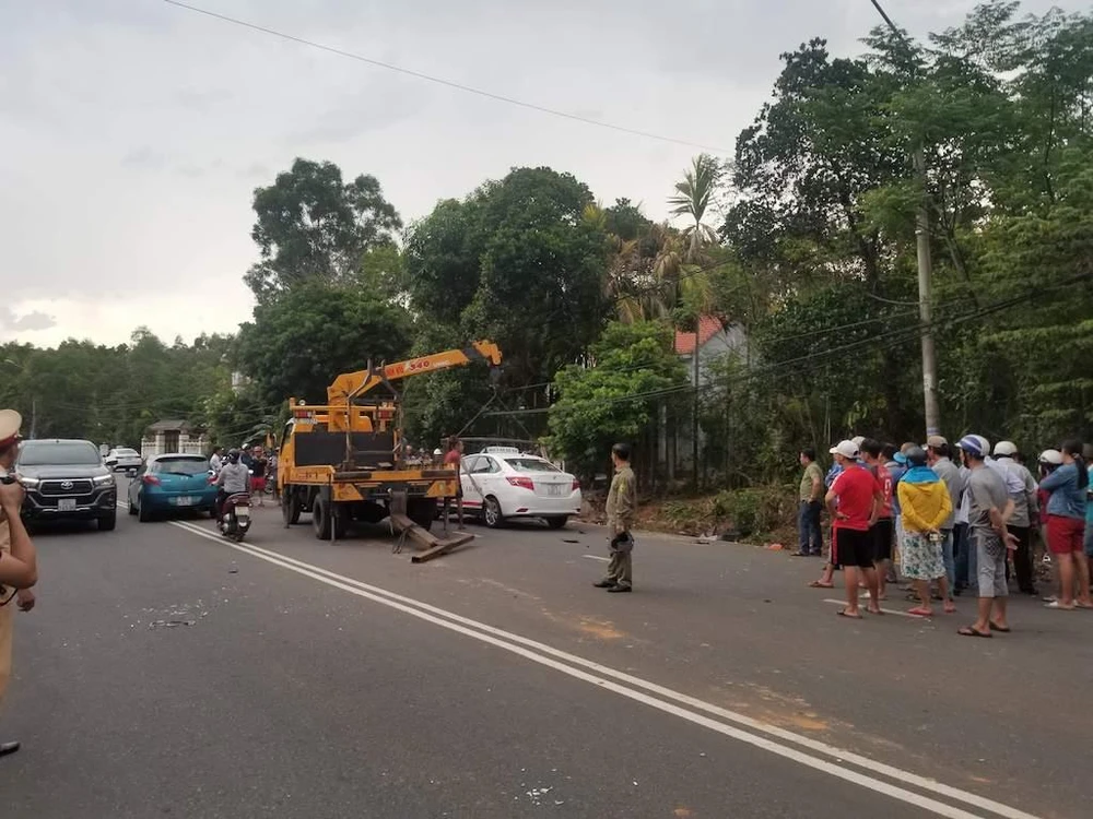 Xe taxi tông hai người tử vong ảnh 1