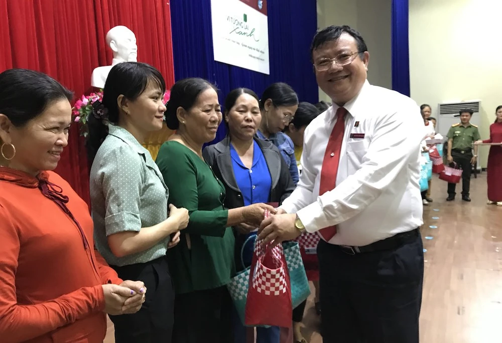 Agribank miền Trung trao 1.000 giỏ nhựa cho phụ nữ đi chợ ảnh 1