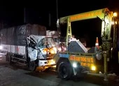 Đầu xe tải bẹp dúm vì tông đuôi xe khác, 3 người thoát chết