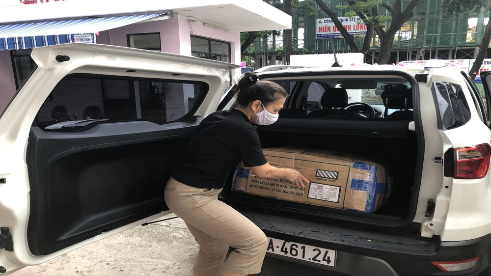 10.000 khẩu trang tới với người dân Hội An và các nhà báo ảnh 2