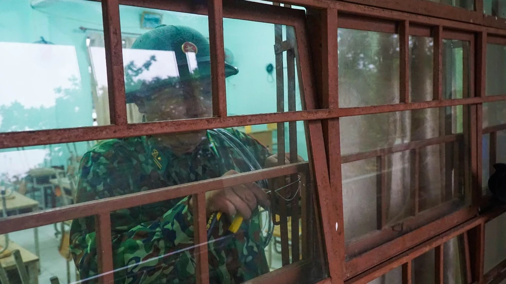 Bộ đội dầm mưa giúp dân chống bão số 5 ảnh 2 Bộ đội dầm mưa giúp dân chống bão số 5 ảnh 2