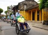 Những vị khách quốc tế đầu tiên đi xích lô, sải bước tham quan Hội An