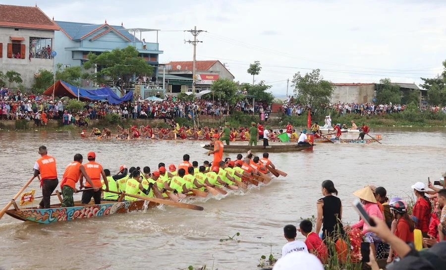 Lễ hội bơi đua thuyền truyền thống trên sông Kiến Giang hứa hẹn thu hút du khách đến xem trong năm 2022. Ảnh: ĐÌNH HOÀNG.