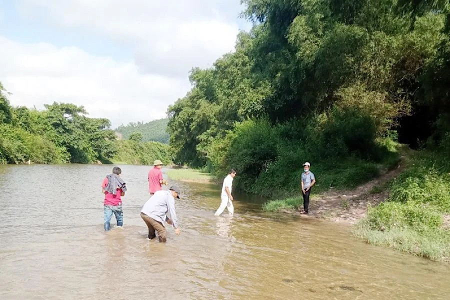 Ban chỉ huy quân sự huyện Tuyên Hóa phối hợp với chính quyền địa phương tìm kiếm Thượng úy Minh. Ảnh: QS.