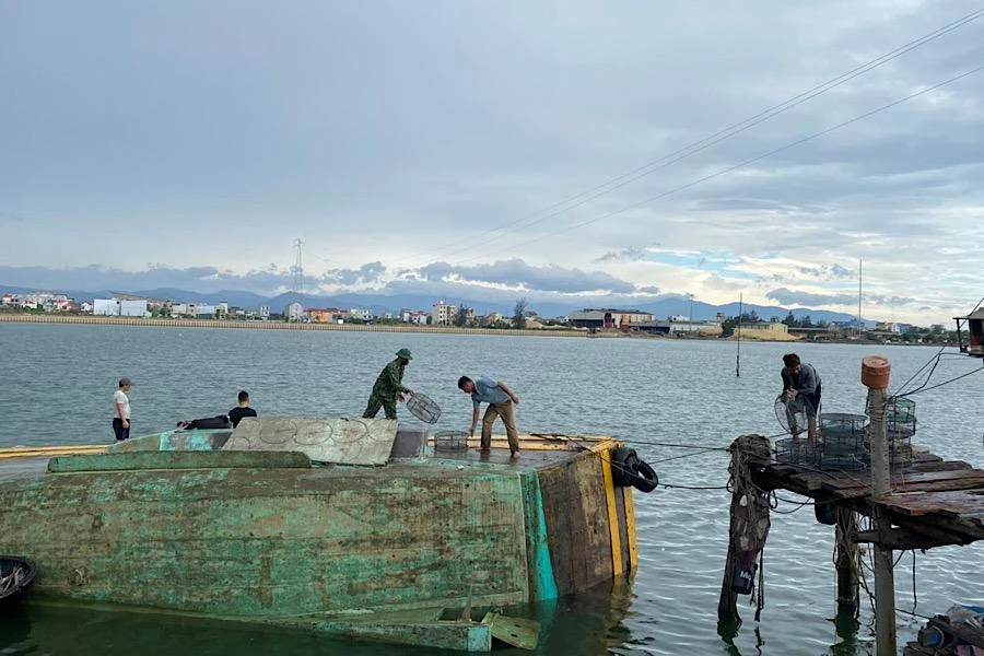 Tàu bị chìm. Ảnh: ĐÌNH HOÀNG.