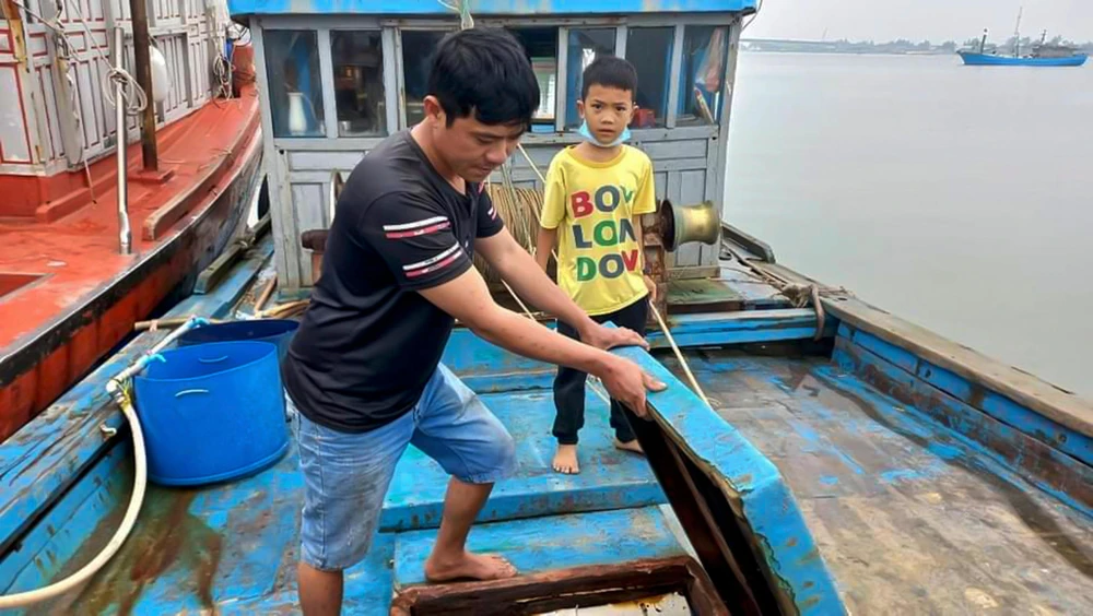 Ngư dân Lê Văn Thi lo lắng trước việc giá xăng tăng và thua lỗ khi ra khơi. Tàu của anh hiện vẫn nằm bờ. Ảnh: NGUYỄN DO.