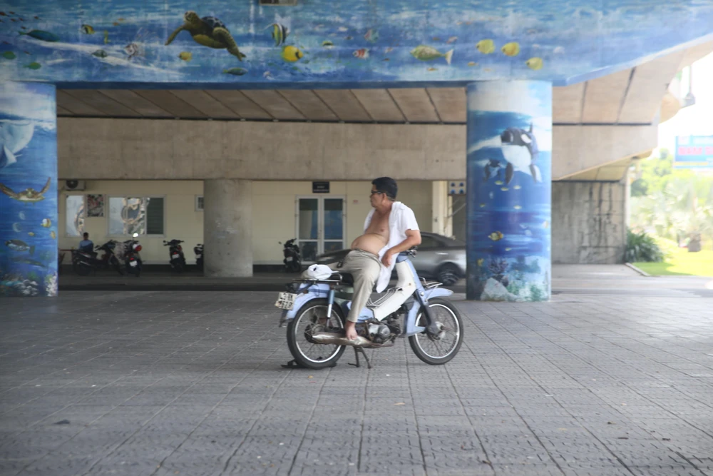 Dưới cái nắng gần 40 độ C thì dưới gầm cầu, công viên hay tán cây ven đường là lựa chọn lý tưởng để tránh nắng buổi trưa của nhiều người lao động.