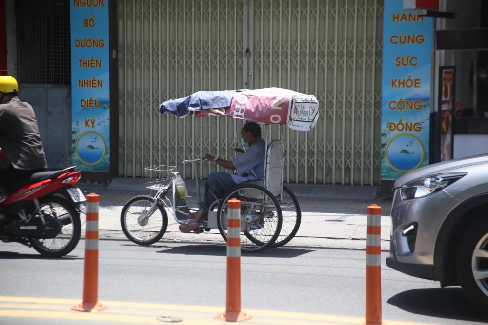 Nhiều người chống chọi với nắng nóng để mưu sinh.