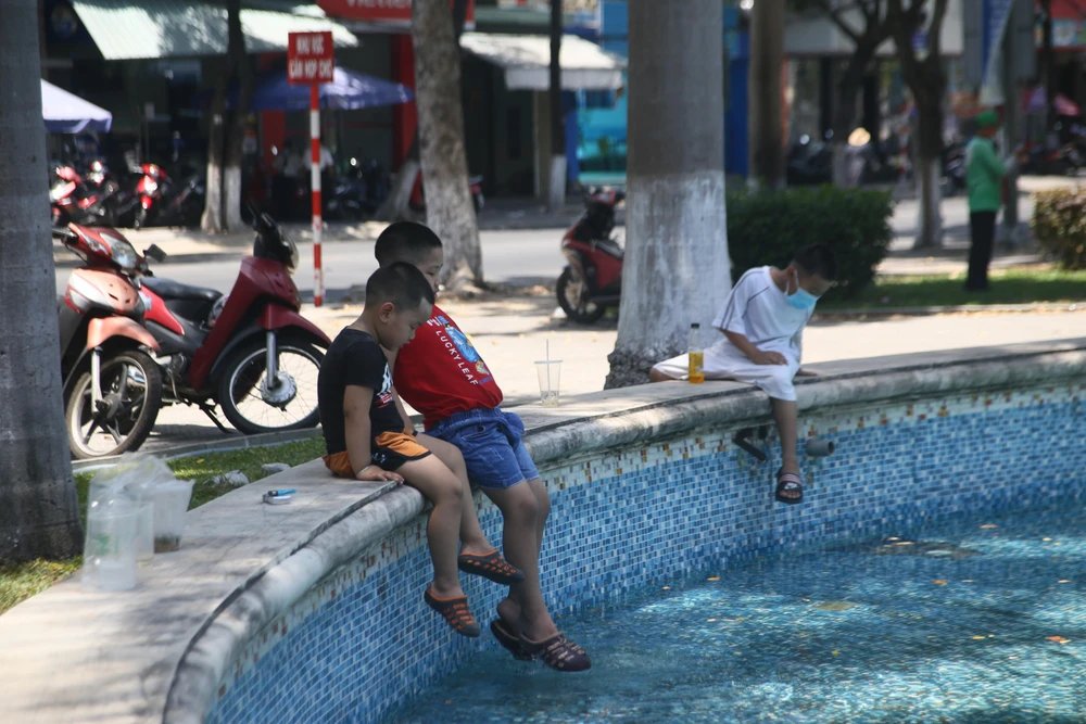 Các em nhỏ cũng ra công viên trốn nắng.