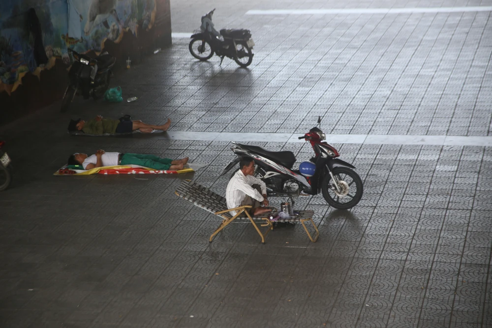 Các bác xe ôm chọn cách nghỉ trưa cạnh bờ sông Hàn cho mát. Sau khoảng 1 tiếng nghỉ ngơi, họ lại tiếp tục công việc mưu sinh của mình.