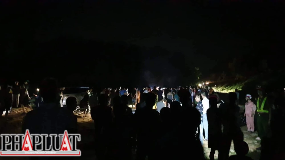 Hàng trăm người tìm kiếm 3 em học sinh đuối nước trong đêm. Ảnh: NDCC. Hàng trăm người tìm kiếm 3 em học sinh đuối nước trong đêm. Ảnh: NDCC.