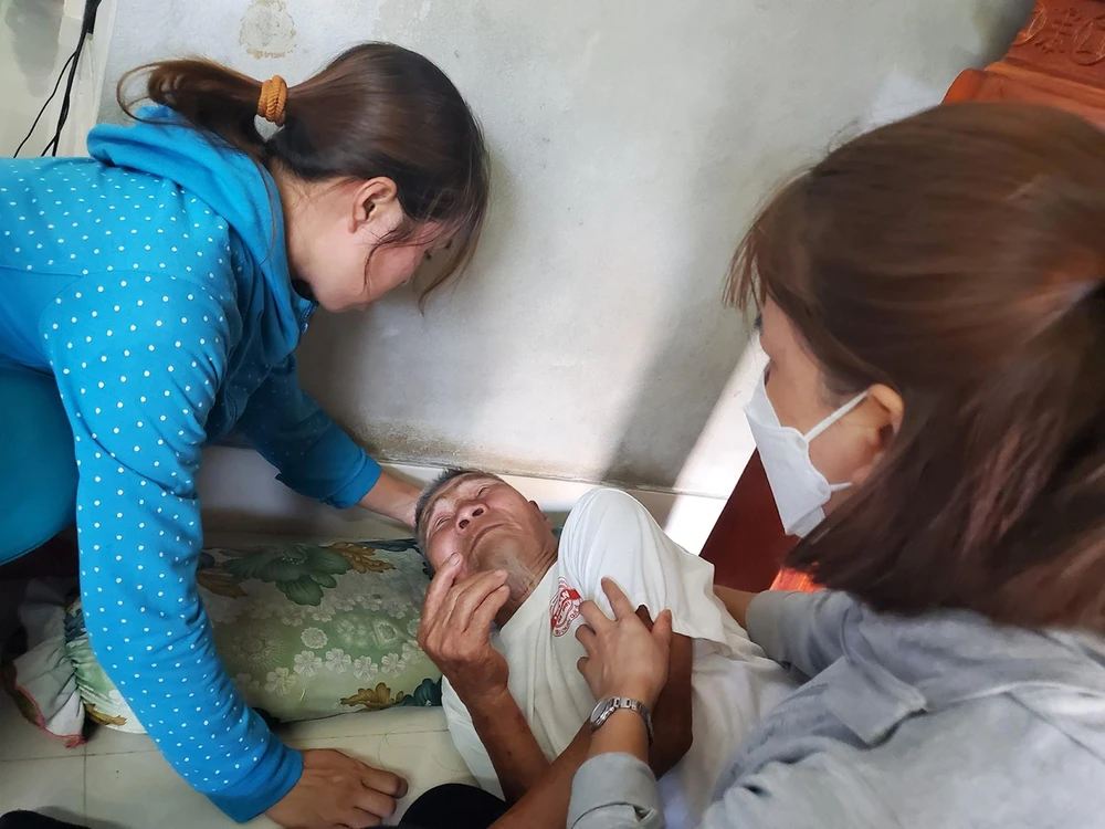 Ông nội của em Nguyên ngất lịm đi khi hay tin cháu trai bị đuối nước. Ảnh: BẢO THIÊN.