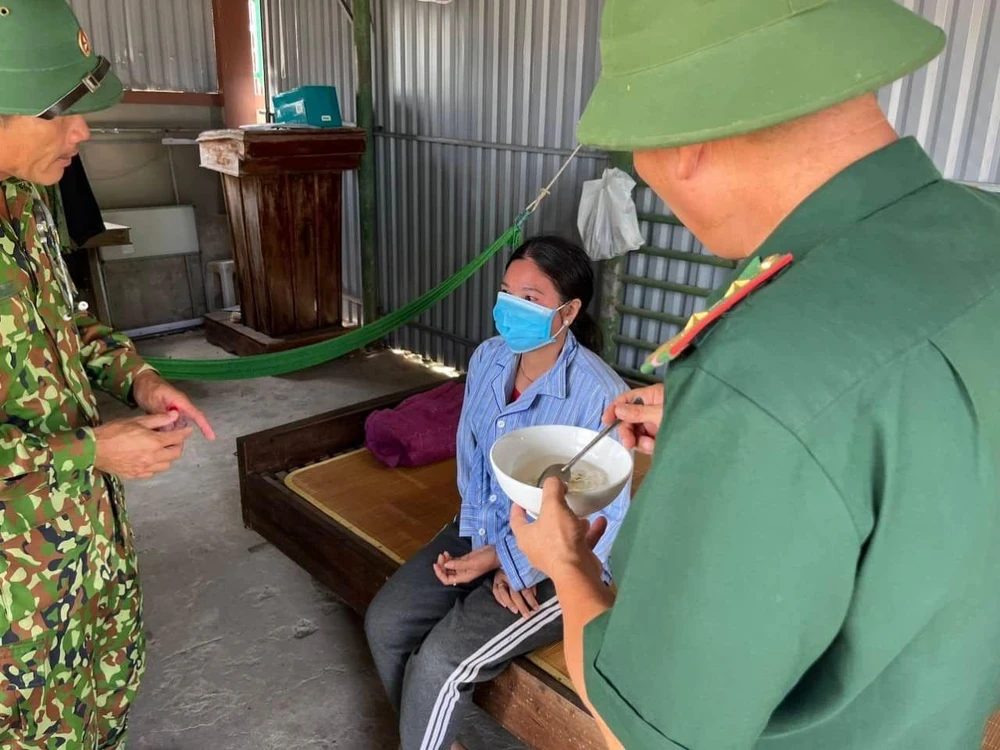 Chị L được chăm sóc y tế. Ảnh: BĐBP