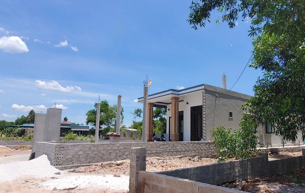 Một trong nhiều căn nhà xây trên đất chưa có kế hoạch sử dụng thuộc quản lý của xã Quảng Hưng. Ảnh: BẢO THIÊN.