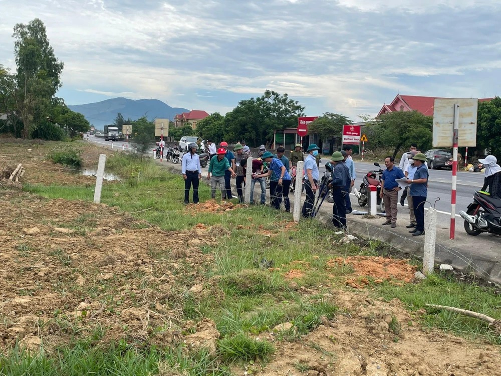 Tổ liên ngành và chính quyền địa phương bắt đầu tháo dỡ một số công trình xây dựng lụi. Ảnh: BT.