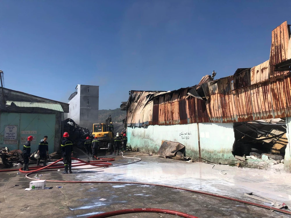 Lực lượng chức năng tới dập lửa. Ảnh: QN