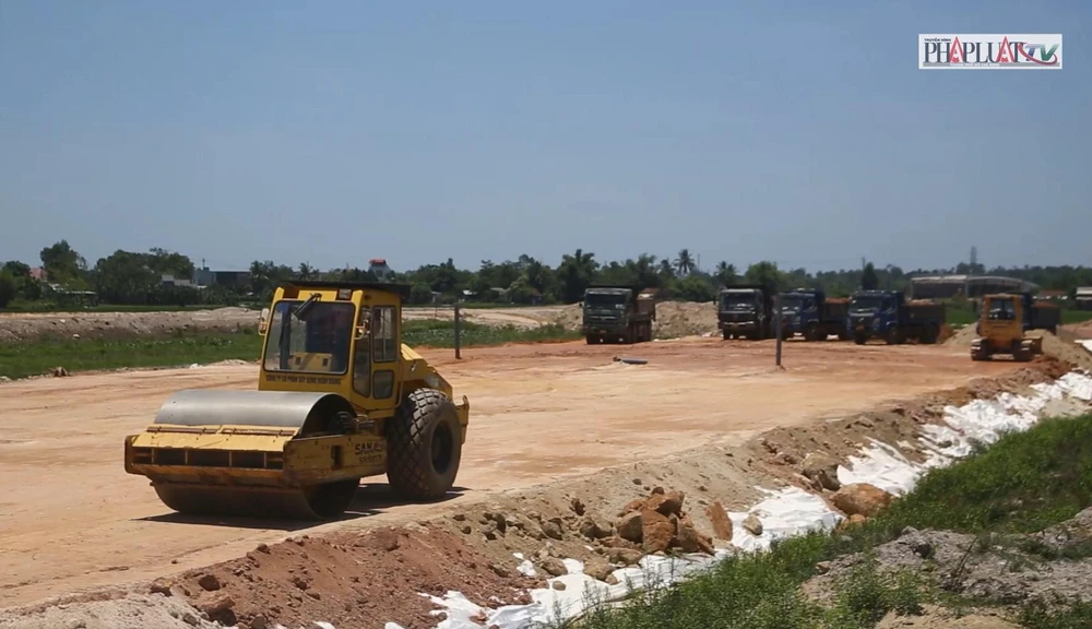 Một số công trình trọng điểm của TP Đà Nẵng thiếu vật liệu xây dựng, đất san lấp dẫn đến ảnh hưởng tới tiến độ. Ảnh: NGÔ QUANG.