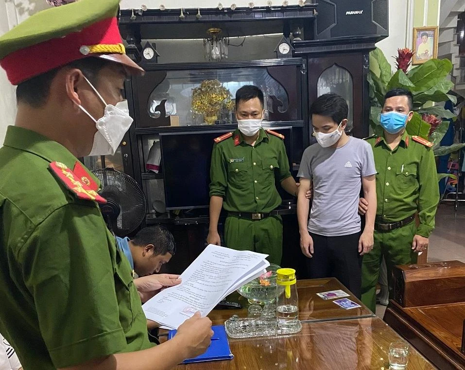 Tống đạt quyết định khởi tố đối với Hoàng Chính Thành. Ảnh: CAQB Tống đạt quyết định khởi tố đối với Hoàng Chính Thành. Ảnh: CAQB