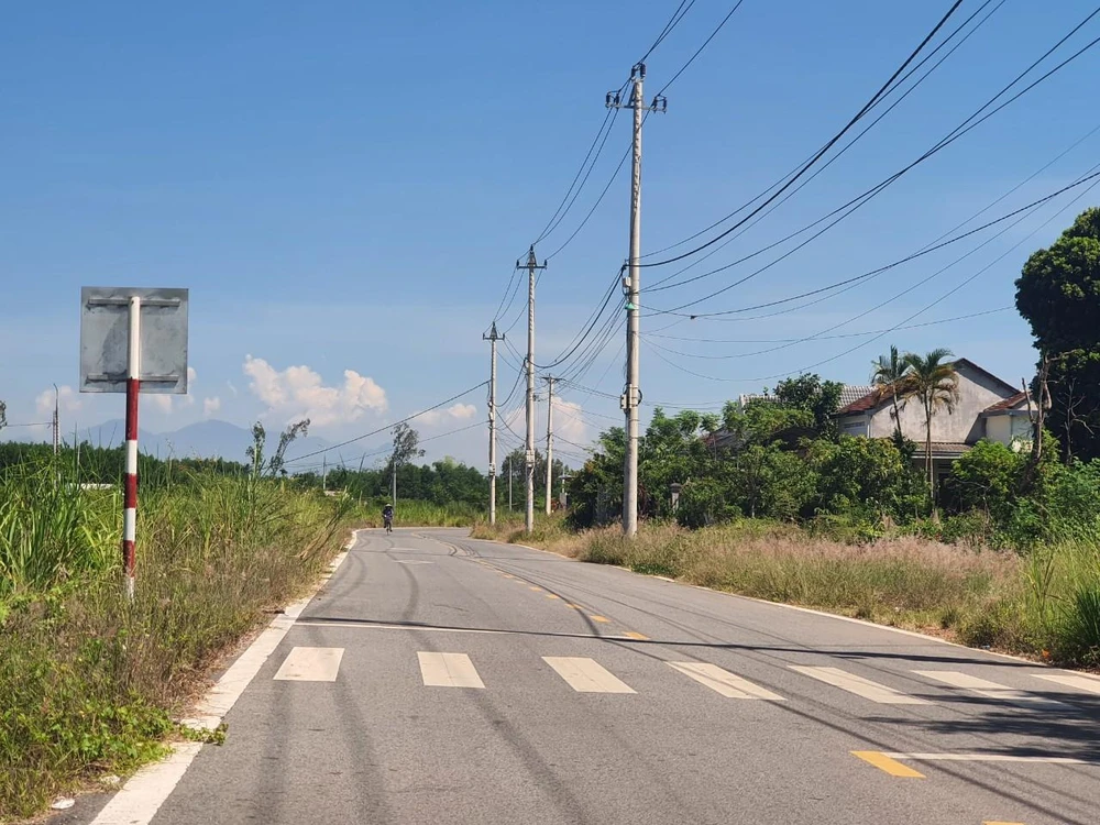 Khu dân cư đã làm xong hạ tầng và rao bán nhưng chưa được giao đất. Ảnh: ĐL.