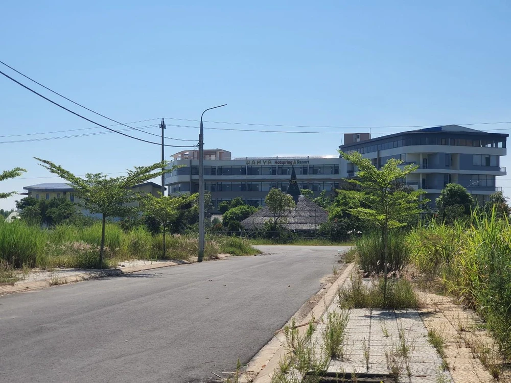 Khu sinh thái, nghỉ dưỡng tắm bùn suối nước nóng Nghĩa Thuận xây dựng không phép hoạt động nhiều năm nay. Ảnh: ĐL.