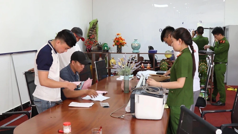 Cơ quan công an tiến hành khám xét Văn phòng FVP Trade tại Quảng Bình. Ảnh: CA.