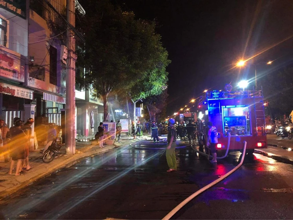 Lực lượng chữa cháy tới dập lửa. Ảnh: NGÔ QUANG.