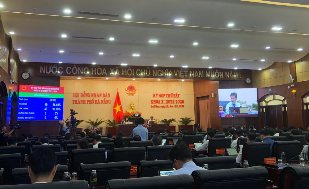 Người dân hài lòng khi thực hiện thí điểm MHCQĐT. Ảnh: LÊ PHI.