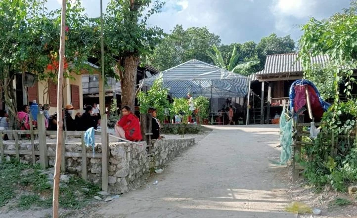 Người dân địa phương đến động viên, chia sẻ với gia đình chị T. Ảnh: N.H.