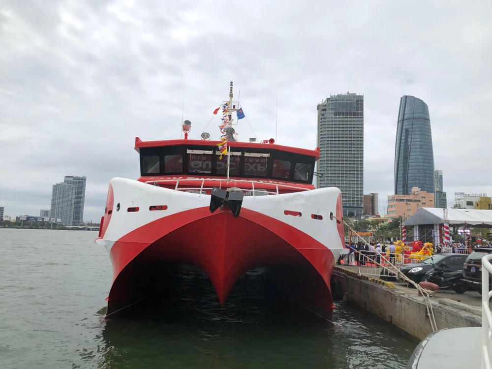 Tàu cao tốc Đà Nẵng-Lý Sơn sẽ chuyển cảng khởi hành sang vị trí mới vì sóng lớn. Ảnh: LÊ PHI