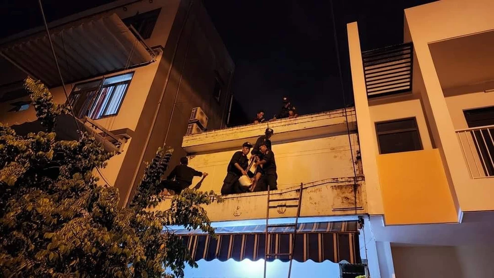 Lực lượng công an giúp dân chằng néo nhà cửa trong đêm.