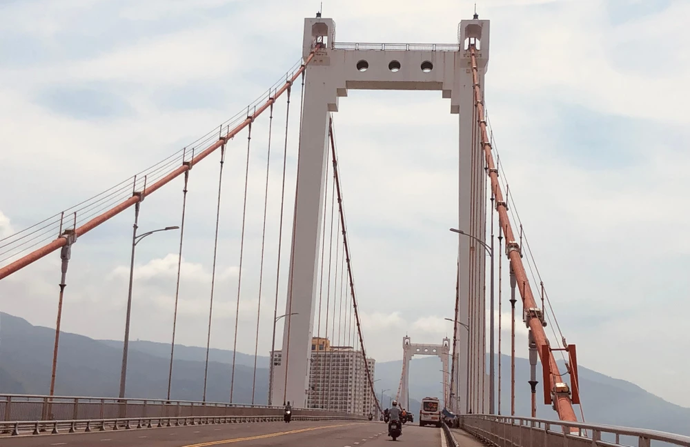 Đà Nẵng cấm người dân lưu thông qua cầu khi gió bắt đầu đạt từ cấp 6. Ảnh: HOÀI AN