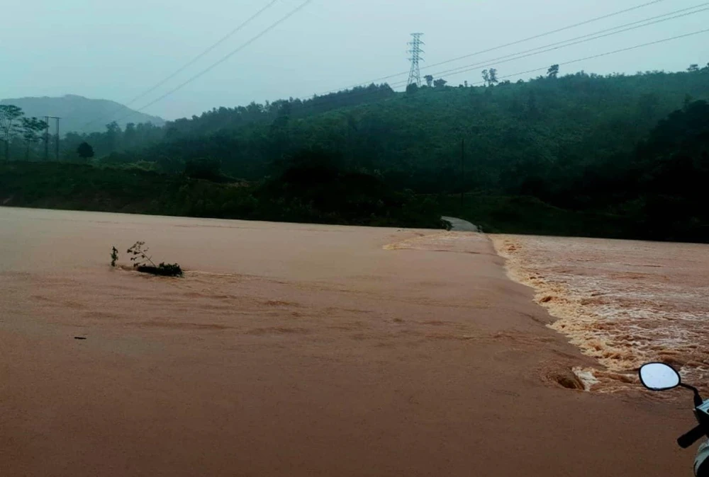 Ngầm, tràn tại các xã A Ngo, Tà Rụt, A Vao, Ba Nang (Huyện Đakrông, Quảng Trị) bị nước dâng cao, gây chia cắt. Ảnh: NGUYỄN DO.