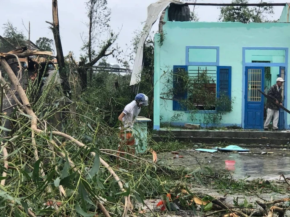 Một nhà dân ở Quảng Trị bị cuốn bay mái tôn. Ảnh: NGUYỄN DO.