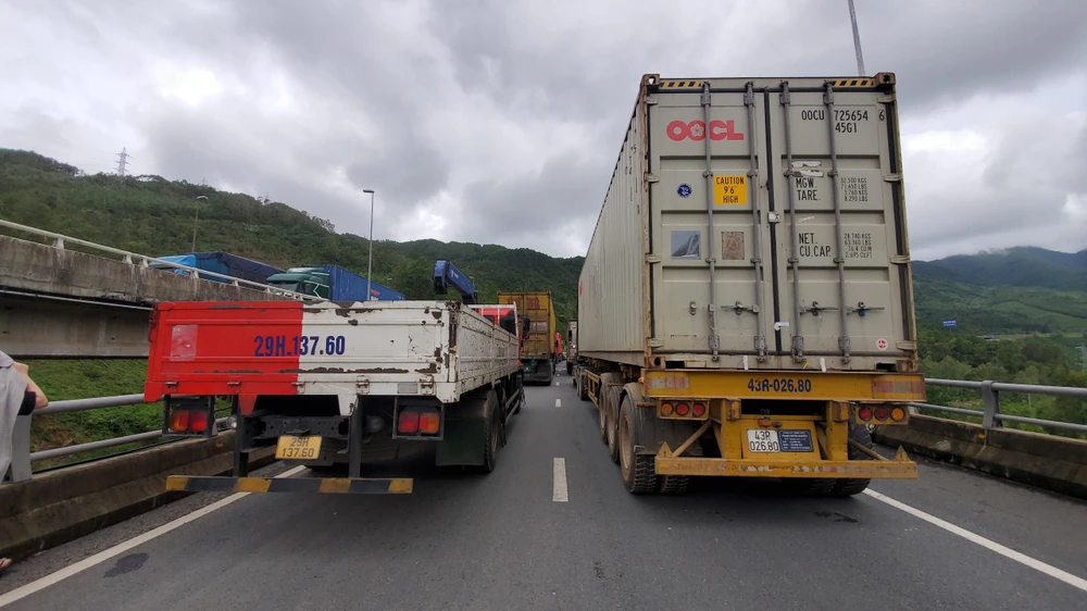 Đến trưa nay vẫn còn ách tắc kéo dài 1km. Ảnh: BẢO THIÊN.