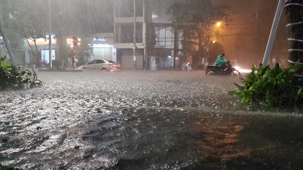 Đường phố Đà Nẵng ngập trong đêm 14-10. Ảnh: BT.