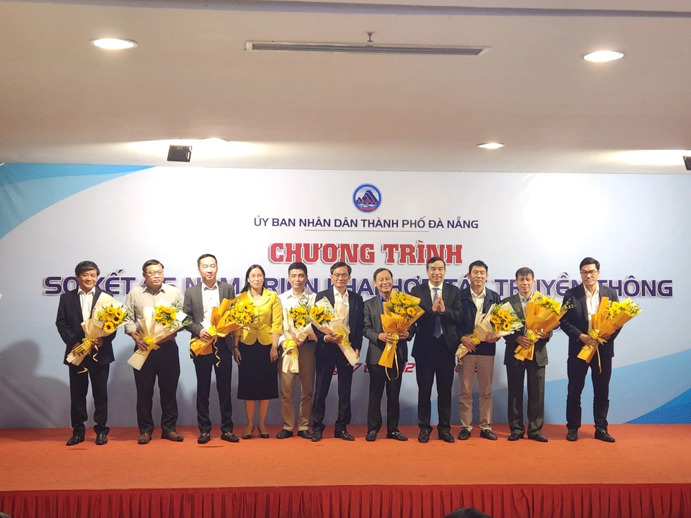 Chủ tịch UBND TP Đà Nẵng Lê Trung Chinh tặng hoa tri ân các cơ quan báo chí. Ảnh: TV.