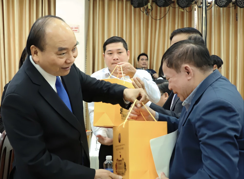 Chủ tịch nước thăm hỏi, tặng quà cho cán bộ hưu trí cấp cao đã nghỉ hưu. Ảnh: NP